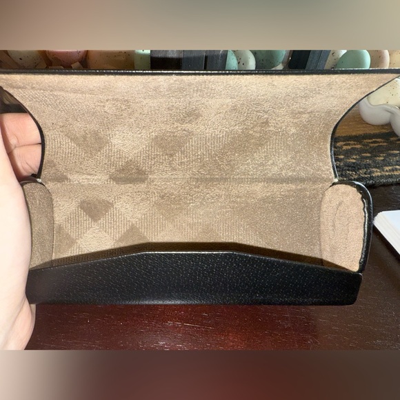 Burberry sunglasses case - Picture 3 of 5
